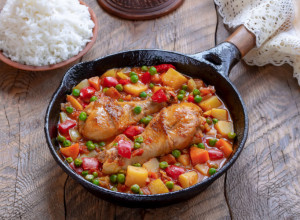 PILEĆI PAPRIKAŠ SA KROMPIROM: Nedeljni ručak po receptu naših baka (FOTO)