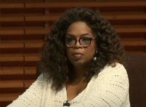 OPRA VINFRI SMRŠALA 20 KILOGRAMA PA ZASENILA SVE NA ZLATNOM GLOBUSU: Voditeljka pokazala vitku liniju, a ovo je njena tajna (FOTO)