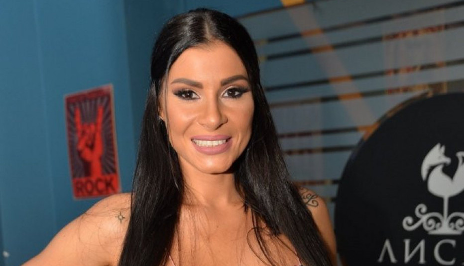 MIA PROŠETALA GOLE GRUDI, reagovale i žene: Da li je moguće da su takve? (VIDEO)