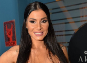 MIA PROŠETALA GOLE GRUDI, reagovale i žene: Da li je moguće da su takve? (VIDEO)