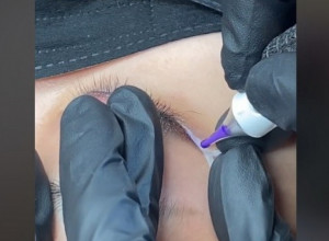 ŽENA ISTETOVIRALA OČI U LJUBIČASTU BOJU: U neverici joj poručuju samo jedno!