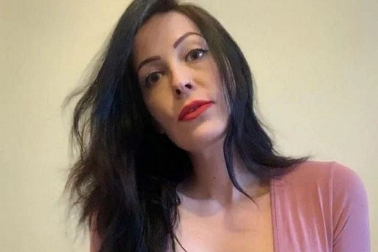 PROFESORKA FIZIKE UHVAĆENA U VRELIM POZAMA: Punih 14 godina zarađivala je i van škole, a onda su učenici razotkrili čime se u stvari bavi! (FOTO)