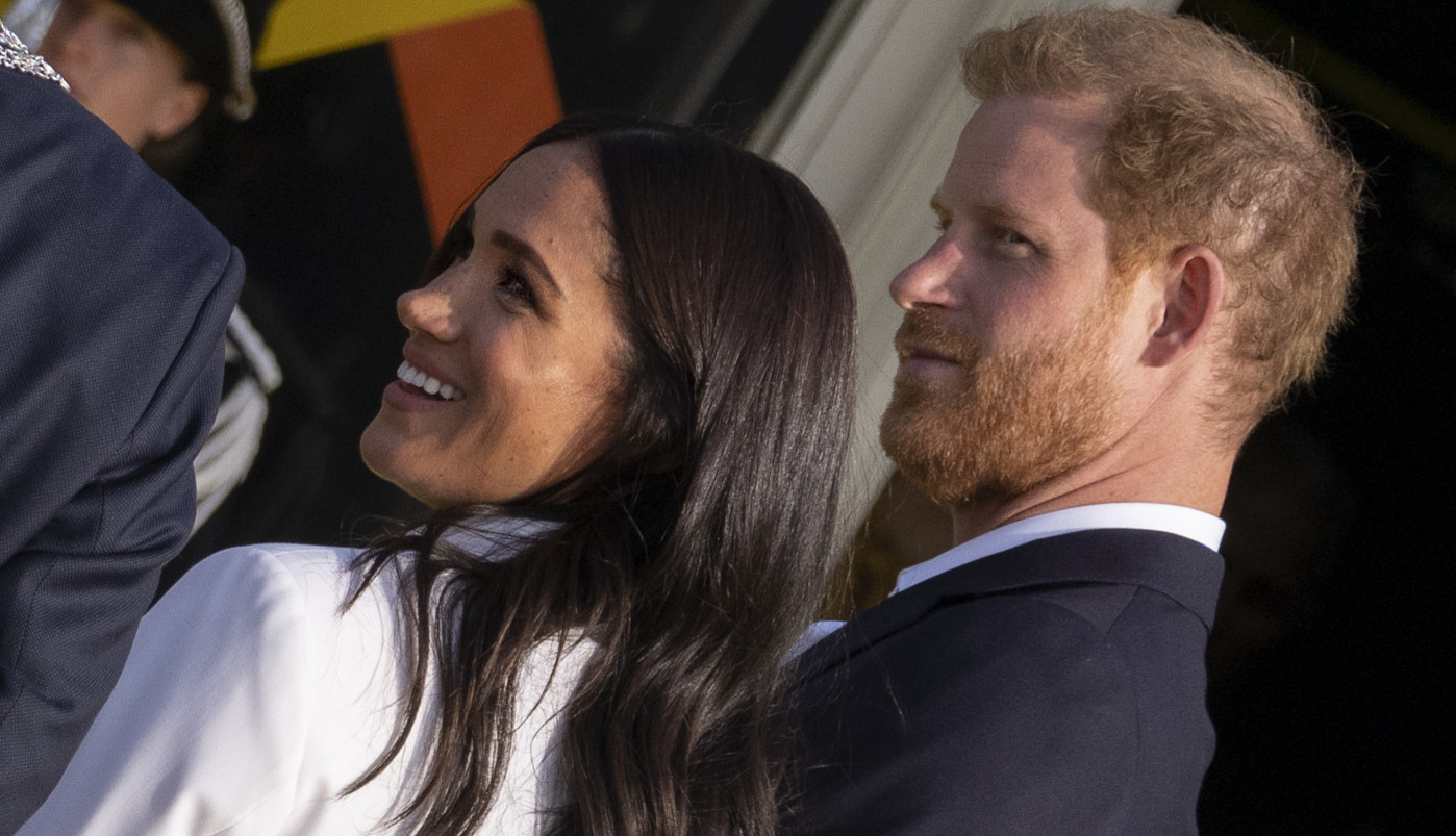 HARI I MEGAN POKAZALI ĆERKU, BRITANCI U TRANSU: Pogledajte joj kosu! (FOTO/VIDEO)