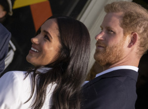 DA LI JE MOGUĆE DA JE I  SUZE NAPLATILA? Megan Markl razbesnela javnost zbog detalja na fotografiji, a tek što su prevarili i kraljicu Elizabetu, šok?! (FOTO)