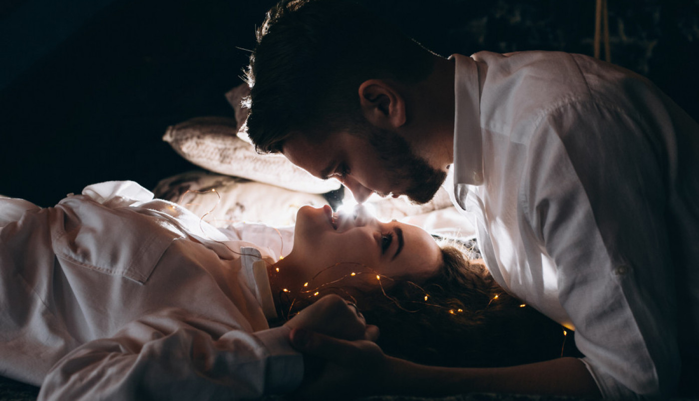 OVE POZE MORATE PROBATI U NOVOGODIŠNJOJ NOĆI: Započnite 2023. u velikom stilu i sa osmehom na licu (FOTO)