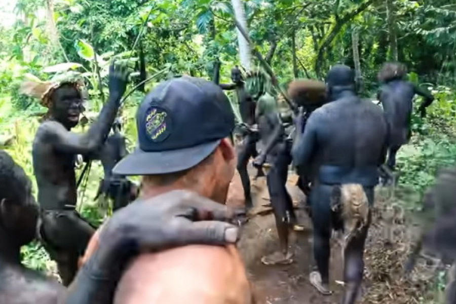 URLALI SU NA NJEGA A ONDA GA ODVUKLI! Pleme sa ostrva Severni Sentinel zgrabilo je muškarca vodeći ga u nepoznato, sve je snimljeno! (VIDEO)