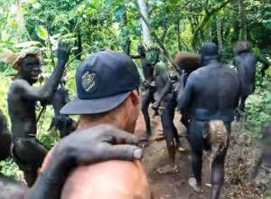 URLALI SU NA NJEGA A ONDA GA ODVUKLI! Pleme sa ostrva Severni Sentinel zgrabilo je muškarca vodeći ga u nepoznato, sve je snimljeno! (VIDEO)