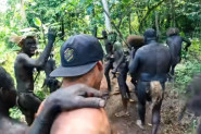 URLALI SU NA NJEGA A ONDA GA ODVUKLI! Pleme sa ostrva Severni Sentinel zgrabilo je muškarca vodeći ga u nepoznato, sve je snimljeno! (VIDEO)
