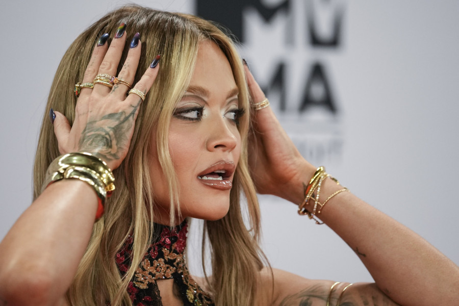 PEVAČICA IZAŠLA U GRAD I POKAZALA BAŠ SVE! Riti Ori nije smetalo što su joj svi gledali u golu pozadinu i grudi: Pa kakva je ovo haljina! (FOTO)