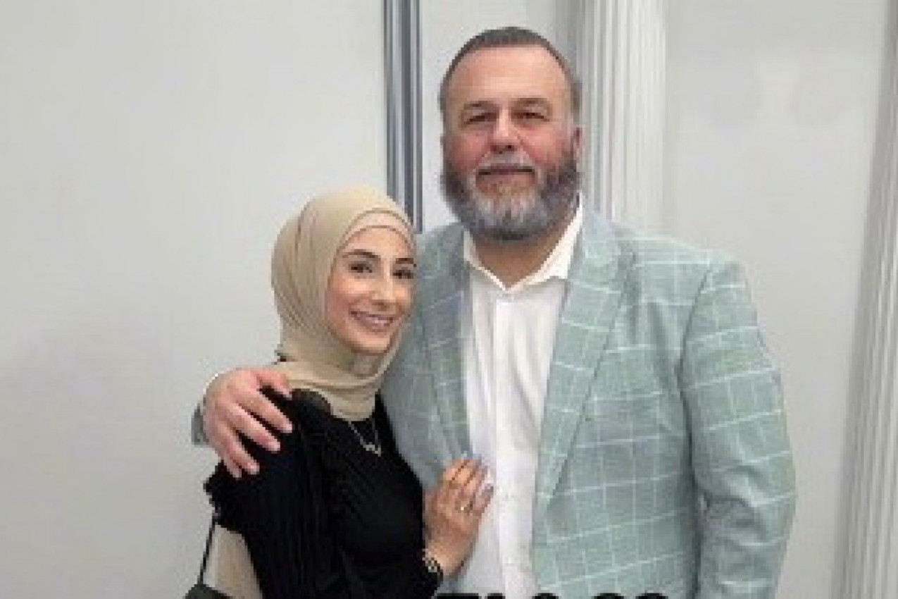 MOLIM VAS, NEMOJTE ZVATI POLICIJU! Mlada žena šokirala svoje pratioce razlikom u godinama koju deli s verenikom!