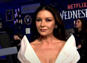 KETRIN ZITA DŽONS VIŠE NE IZGLEDA OVAKO: Vatrena crnka skratila je kosu i ofarbala se u plavo,  razlog ove promene je posebno intrigantan!