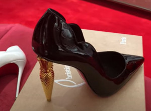 KRISTIJAN LUBUTEN SPOJIO ŠTIKLE I KARMINE! Da li biste nosile ovakve potpetice, ovaj otac troje dece već uveliko korača u njima? (FOTO)