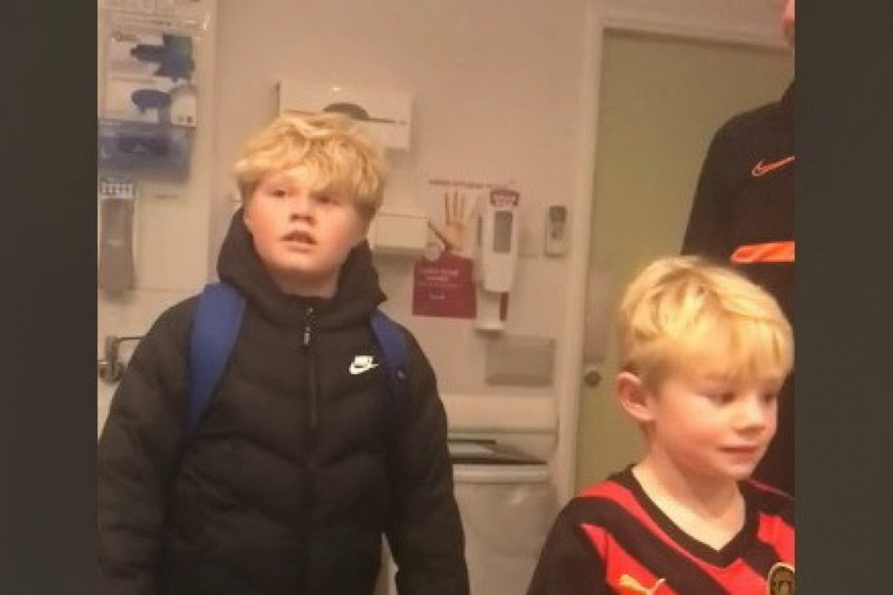 REAKCIJA OVOG DEČAKA KADA JE PRVI PUT UGLEDAO SVOJU SEKU TERA SUZE NA OČI! Nikoga ne ostavlja ravnodušnim (VIDEO)