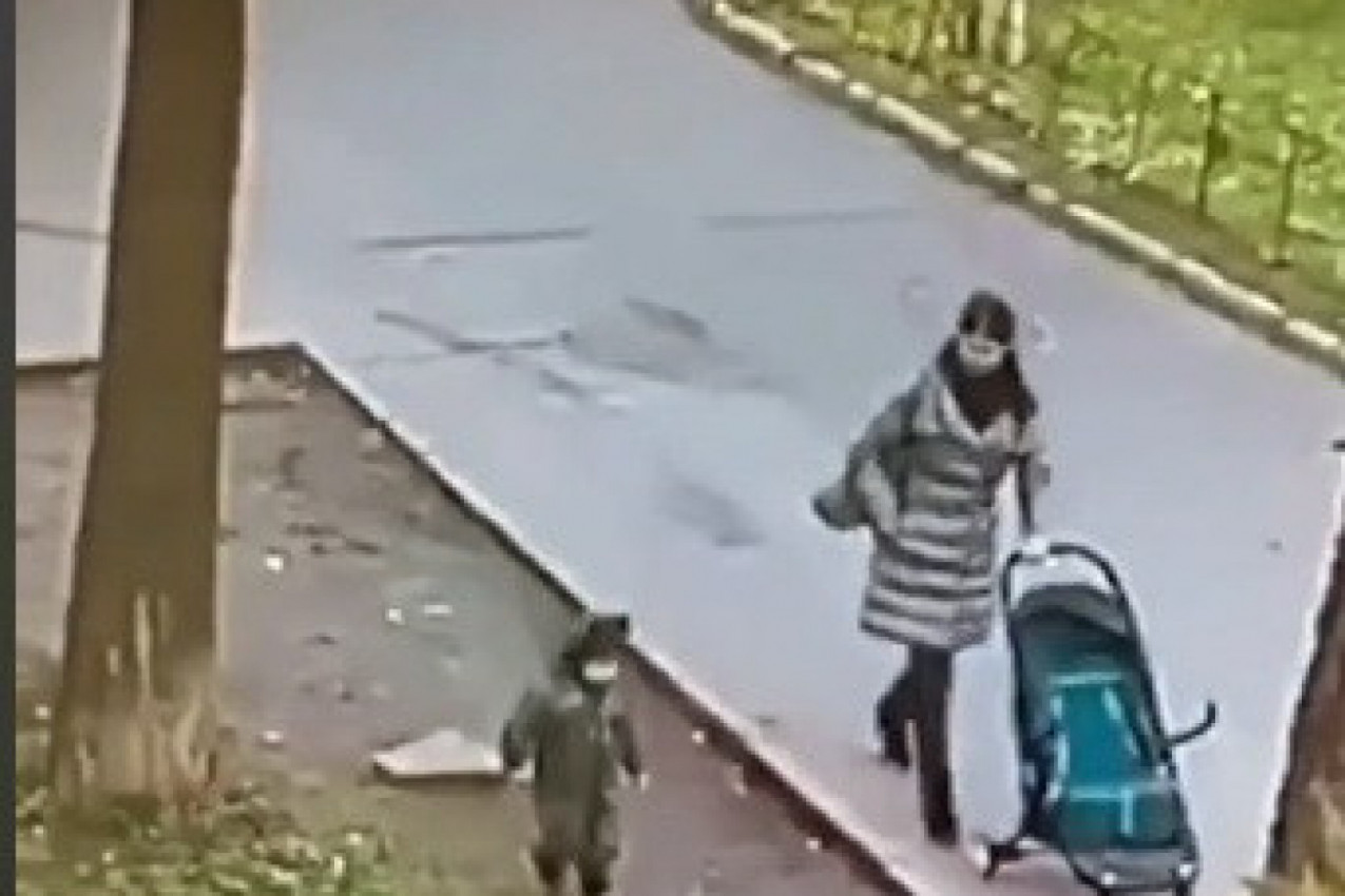 ŠETALA JE S DETETOM, A ONDA JE ONO KROZ POKLOPAC UPALO U KANALIZACIONI ŠAHT: Dramatičnu scenu snimila je kamera, majka je uradila nešto nečuveno! (VIDEO)