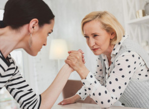 U OVIM HOROSKOPSKIM ZNACIMA ROĐENE SU SVEKRVE SA KOJIMA ĆETE TEŠKO IZAĆI NA KRAJ! Snajke, budite na oprezu!