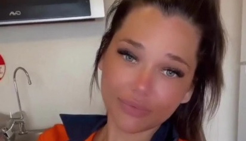 ONA JE PREKO DANA RUDARKA, A KADA NOĆU SVUČE PRLJAVO RADNIČKO ODELO POSTAJE NEKO SASVIM DRUGI! Raskošna lepotica plavih očiju postala internet senzacija! (VIDEO)