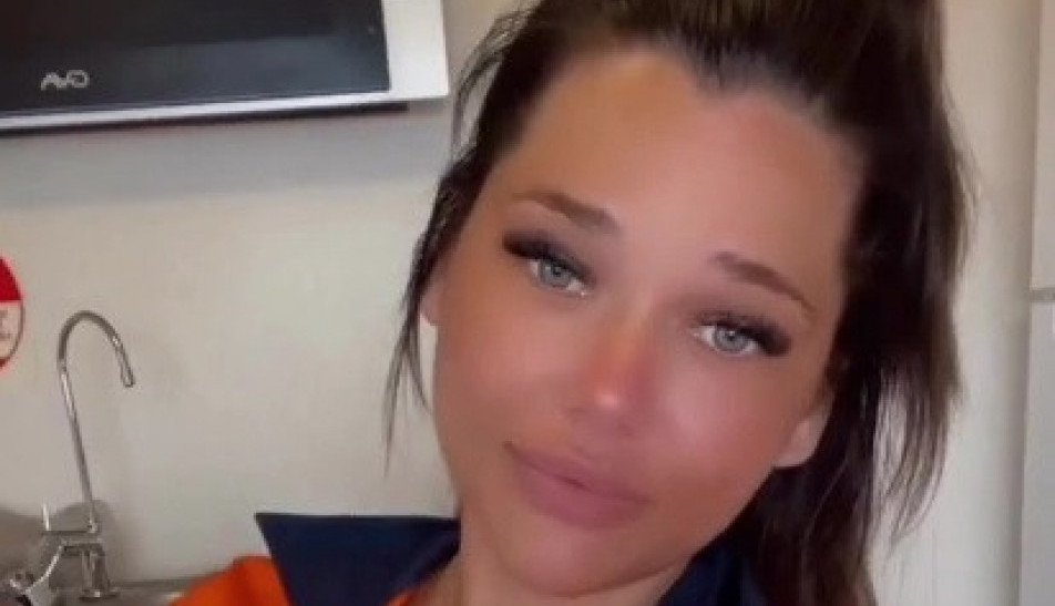 ONA JE PREKO DANA RUDARKA, A KADA NOĆU SVUČE PRLJAVO RADNIČKO ODELO POSTAJE NEKO SASVIM DRUGI! Raskošna lepotica plavih očiju postala internet senzacija! (VIDEO)