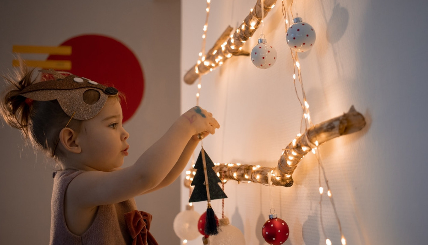ZA SAMO 10 MINUTA NAPRAVITE JELKU KOJA ĆE SVE OBORITI S NOGU: Top 5 najkreativnijih novogodišnjih drvaca od lampica, poklona, pa i fotografija! (FOTO)