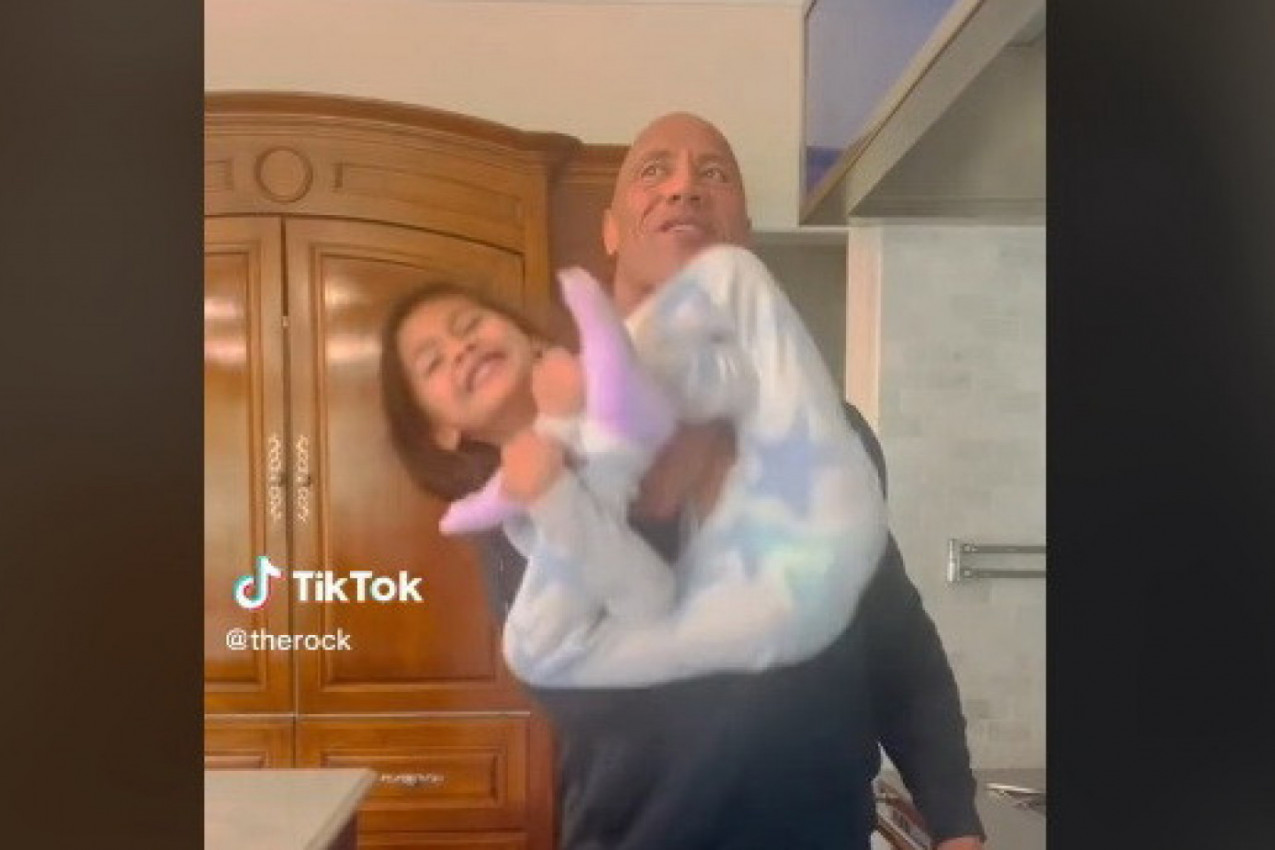 SNIMAK ČUVENOG GLUMCA KAKO SE IGRA S ĆERKOM NIKOG NE OSTAVLJA RAVNODUŠNIM: Ti si najmoćniji tata na svetu! (VIDEO)