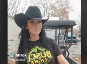 LJUDI NI SE SANJAJU ŠTA KRIJEM ISPOD SVOJE ODEĆE ZA FARMU! Kad je ova atraktivna crnka skinula široku duksericu i jaknu, ljudi su zanemeli! (VIDEO)