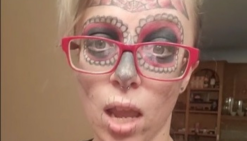 ZBOG TETOVAŽA TRPI NESNOSNE BOLOVE: Ovu ženu je dečko naterao da se zbog njega iscrta, a sada prolazi kroz dramatičnu transformaciju! (VIDEO)