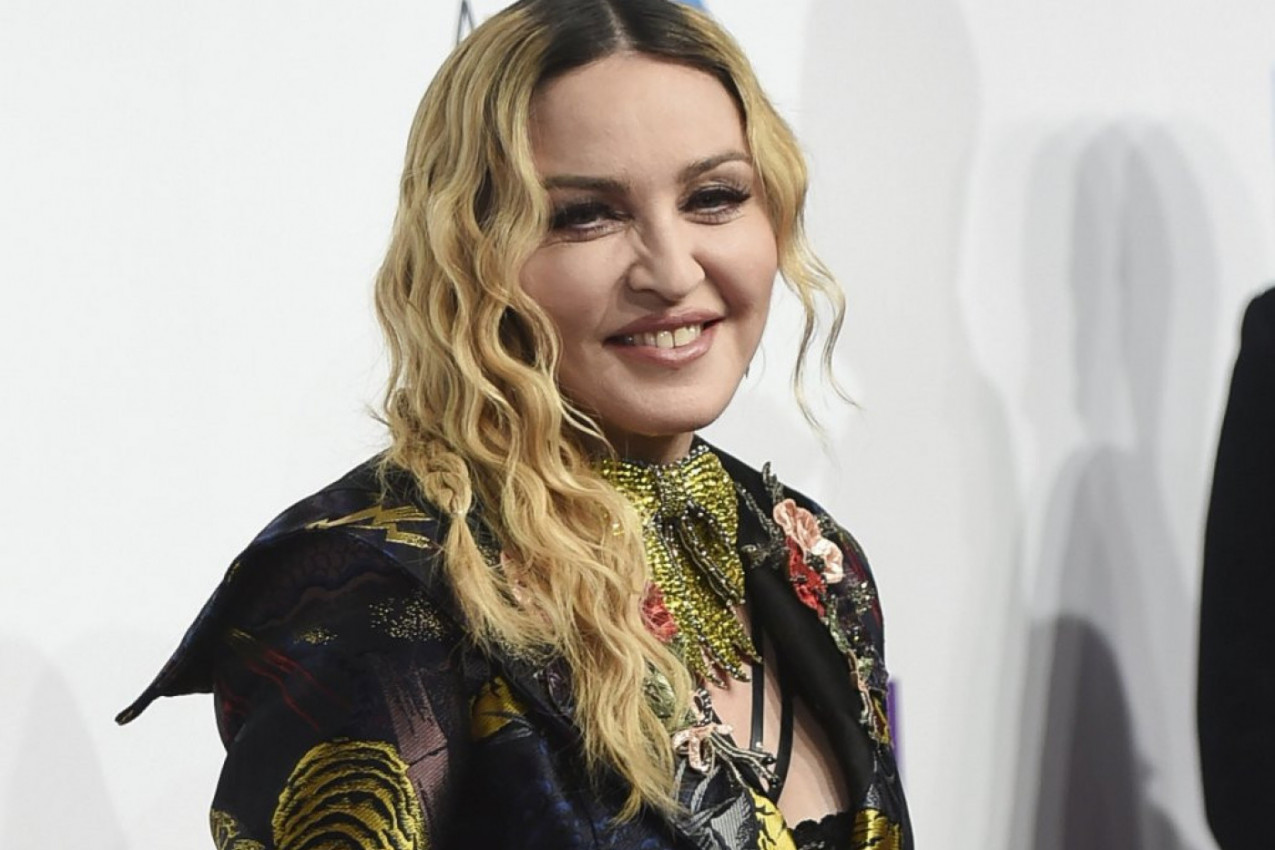 MADONA NA INSTAGRAMU KAO OD MAJKE ROĐENA! Šta se to dešava sa ovom ženom, potpuno gole grudi u prvom planu, a snimak s kreveta sablaznio i najvernije fanove! (FOTO)