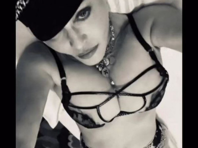 Svoje fanove zvezda je počastila i eksplicitnim donjim vešom izigravajući dominantnu damu