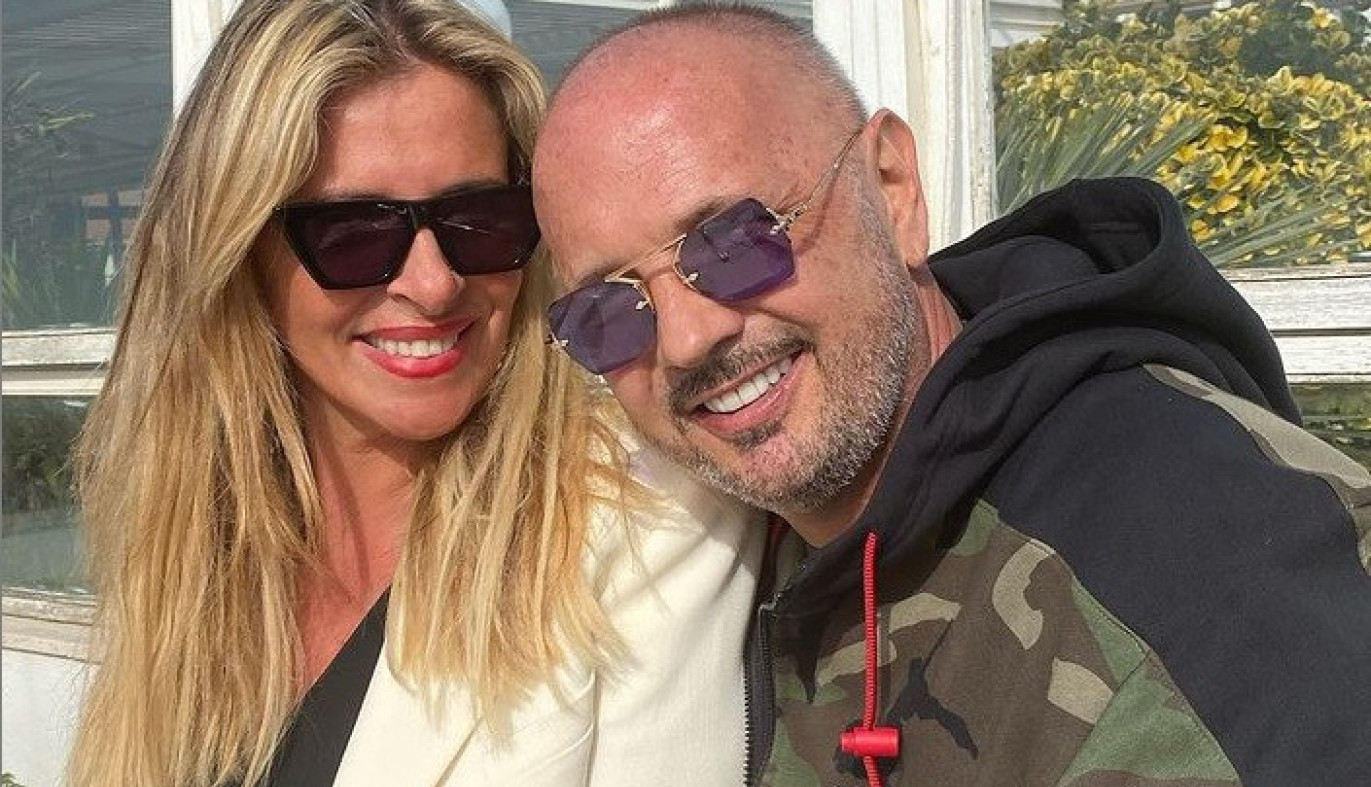 ONA JE SINIŠI MIHAJLOVIĆU NAJVEĆA PODRŠKA SKORO 30 GODINA:  Lepa Ariana se ne odvaja od Mihe u najtežim trenucima ( FOTO)