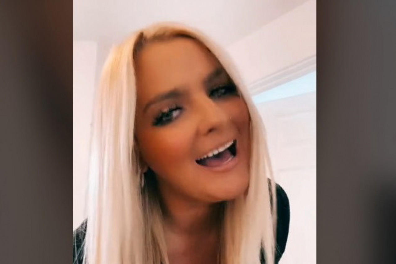 ONA IMA 32 GODINE I POSTAJE BAKA: Sada je otkrila sa koliko je rodila i koliko joj je stara ćerka koja se uskoro porađa! (FOTO)