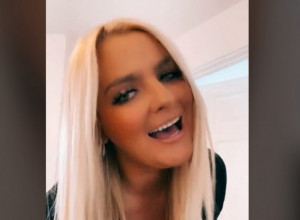 ONA IMA 32 GODINE I POSTAJE BAKA: Sada je otkrila sa koliko je rodila i koliko joj je stara ćerka koja se uskoro porađa! (FOTO)