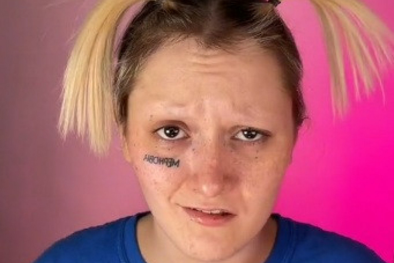 DA LI JE OVO ČUVENA PEVAČICA? Šokantan snimak jedne žene podelio je ljude na internetu, a posebno tetovaža na obrazu: Šta joj se dogodilo? (VIDEO)