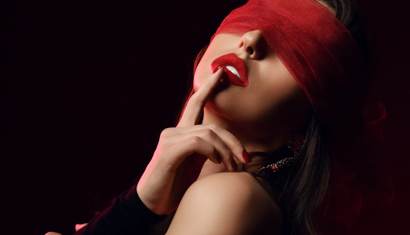 DA LI STE ZNALI DA SE I BEZ RUKU MOŽE POSTIĆI VRHUNAC? Ovih 7 trikova će zapaliti vatru u vašoj spavaćoj sobi!