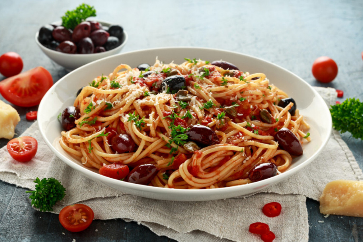 Da li znate čemu služi peršunov list na vrhu jela? NIJE SAMO ZA UKRAS!