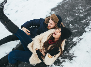 KAKO DA SE OBUĆA NE KLIZA: Jeftin trik koji će vas spasiti u hladnim danima (VIDEO)