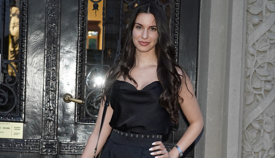 ADUTI DRAGANE KOSJERINE U PRVOM PLANU, ATRAKTIVNA VODITELJKA SE RAZGOLITILA NA OBALI! "Evo zašto su Srpkinje najlepše žene na svetu!" (FOTO)