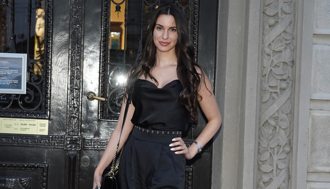 ADUTI DRAGANE KOSJERINE U PRVOM PLANU, ATRAKTIVNA VODITELJKA SE RAZGOLITILA NA OBALI! "Evo zašto su Srpkinje najlepše žene na svetu!" (FOTO)