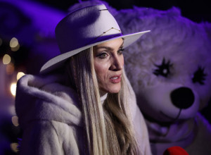 JELENA GAVRILOVIĆ U DEKOLTE I ŠLIC HALJINI OD KOJE ZASTAJE DAH: Ne zna se u šta prvo da se gleda, glumica pokazala sve adute! (FOTO)