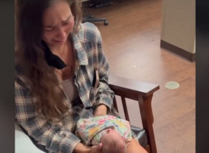 DRUGARICA JOJ JE PRUŽILA BEBU, A ONA JE VRISNULA I BRIZNULA PLAČ: Stvar koju joj je saopštila dirnula ju je do srži! (VIDEO)