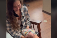DRUGARICA JOJ JE PRUŽILA BEBU, A ONA JE VRISNULA I BRIZNULA PLAČ: Stvar koju joj je saopštila dirnula ju je do srži! (VIDEO)