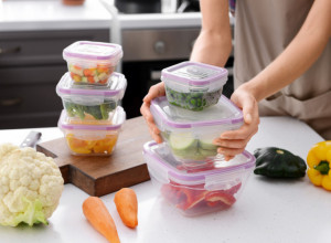 ODUVEK POGREŠNO KORISTIMO PLASTIČNE POSUDE ZA ODLAGANJE HRANE: Ovako više nikad neće biti razgnječenih namirnica! (VIDEO)