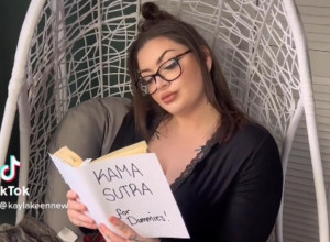 REKLI SU MI DA SE PRESVUČEM ILI DA NAPUSTIM SLAVLJE: Svi su šokirano gledali u njene ogromne grudi, jel moguće ovo? (FOTO)