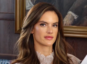 OBJAVILA FOTOGRAFIJE U NEGLIŽEU PO SNEGU: Grudi u prvom planu i razgolićene noge, ali su je fanovi razapeli zbog jednog detalja! (FOTO)