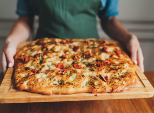 JESTE LI PROBALI FOKAČU? Napravite sami hleb koji obožavaju Italijani (FOTO)