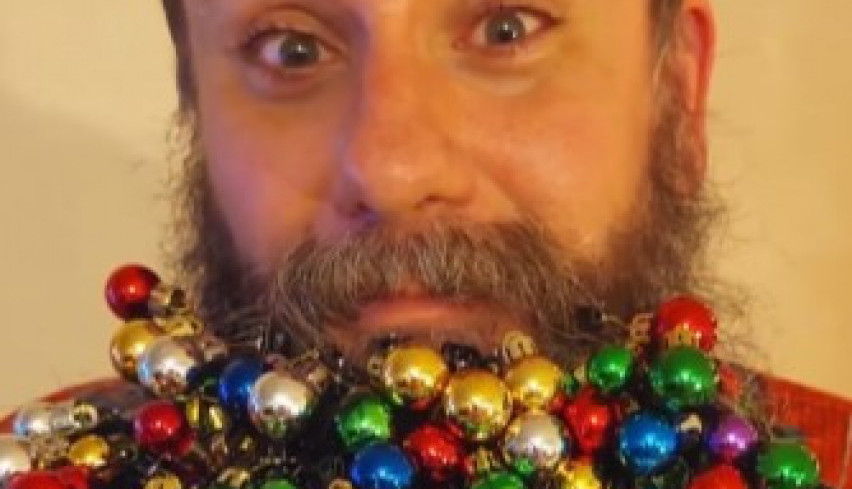 OBORIO GINISOV REKORD: Ovaj muškarac je učinio nešto neverovatno s lampionima, njegova slika obišla je svet! (FOTO)