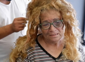 LJUDI SU JE VREĐALI, BILA JE PRLJAVA S UĆEBANOM I DEFORMISANOM KOSOM: A onda se pojavio on i promenio joj život iz korena, suze su joj samo lile niz lice! (VIDEO)