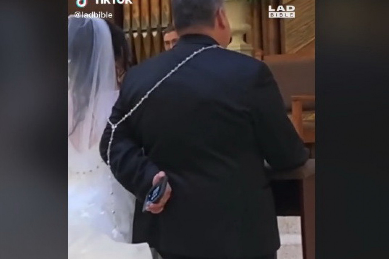 STALI SU PRED OLTAR DA IZGOVORE SUDBONOSNO DA, a onda je mladoženja izvadio telefon s misterioznom porukom! Umesto da im to bude najlepši dan, pretvorio se u noćnu moru? (VIDEO)
