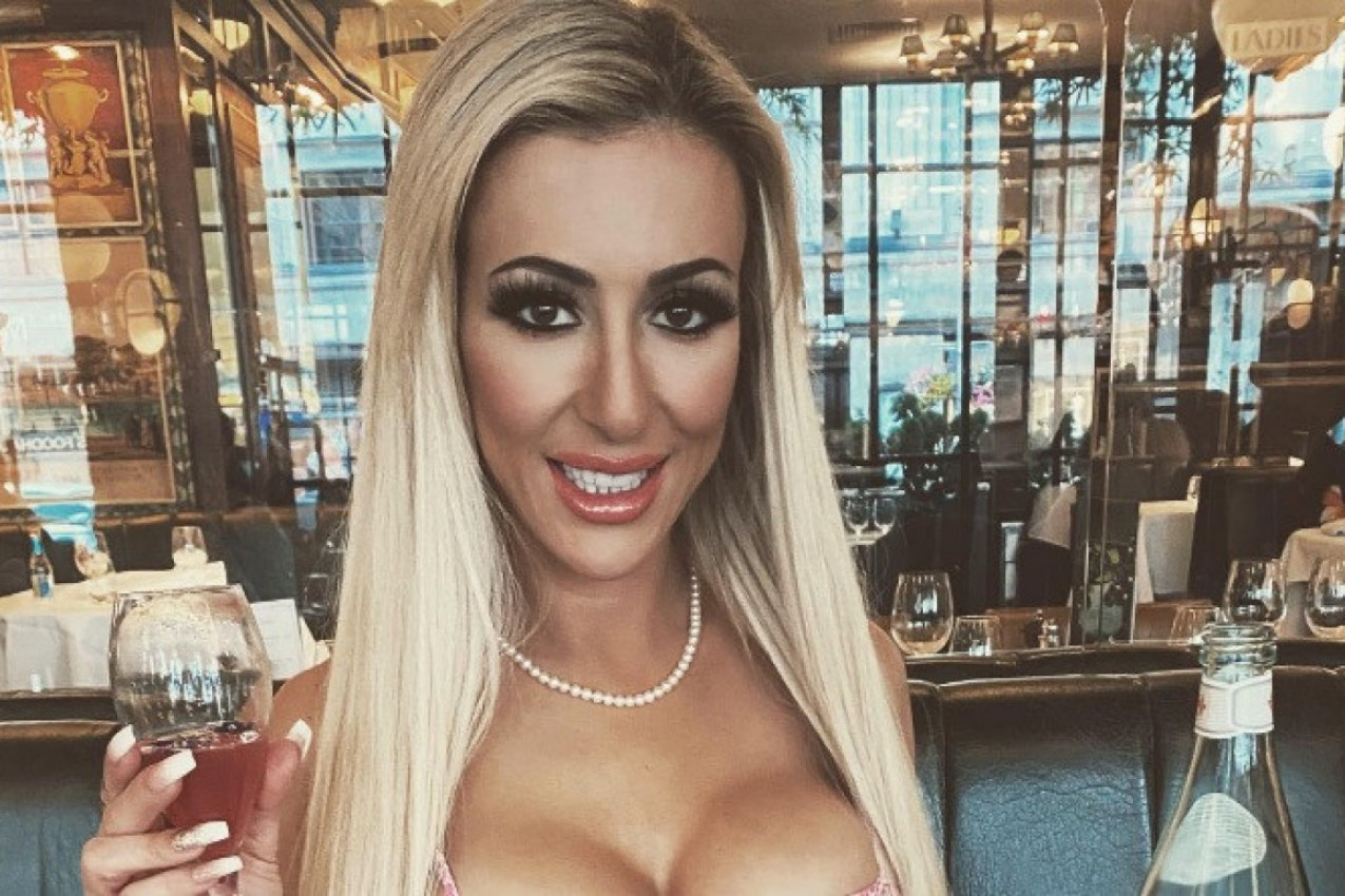 REKLI SU MI DA NIKAD NISU VIDELI OVOLIKE GRUDI I DA NAPUSTIM RESTORAN: Atraktivna plavuša preživela užas zbog izgleda! (FOTO)