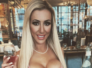 REKLI SU MI DA NIKAD NISU VIDELI OVOLIKE GRUDI I DA NAPUSTIM RESTORAN: Atraktivna plavuša preživela užas zbog izgleda! (FOTO)