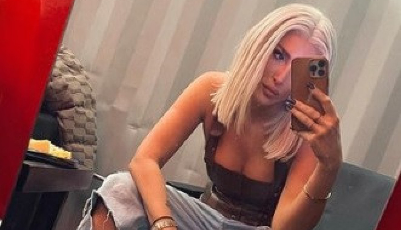 SENIDA POKAZALA DUBOK DEKOLTE, a ispod grudi izvirili flasteri, svi se pitaju šta joj se desilo? (FOTO)