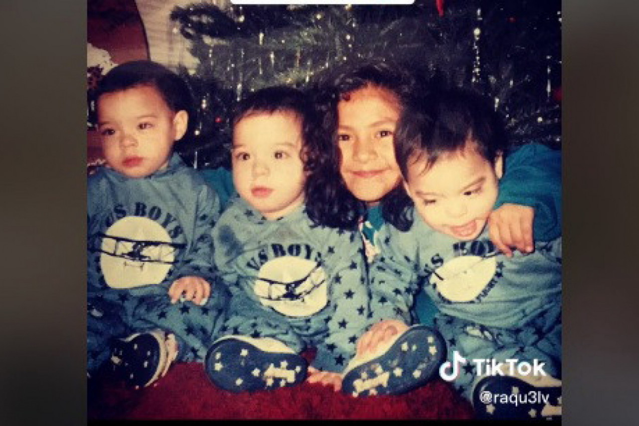 ONI SU DANAS PLANETARNO POZNATI TIKTOKERI, a evo kako izgledaju u istoj pozi ispred jelke tri decenije kasnije! (VIDEO)